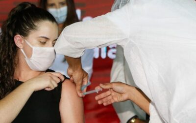Brasileiros querem se vacinar em massa, e isso é ruim para Bolsonaro